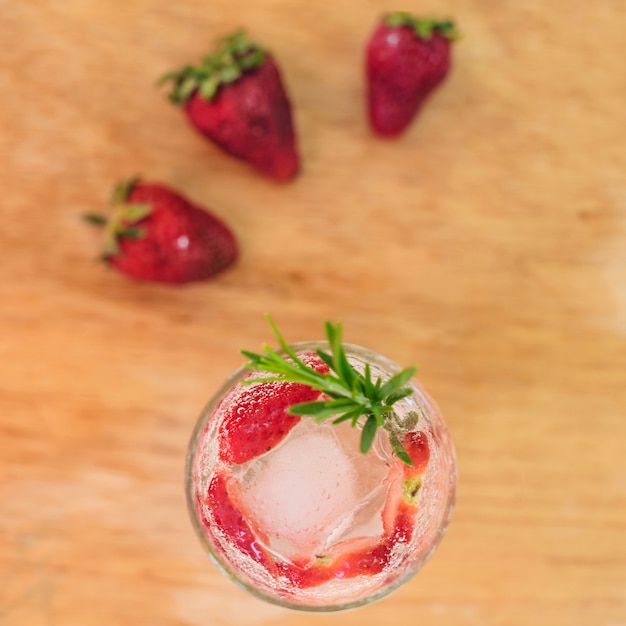 Bebida refrescante con fresa