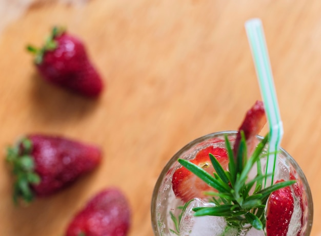 Foto gratuita bebida refrescante con fresa