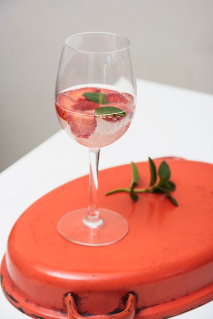 Bebida refrescante con fresas