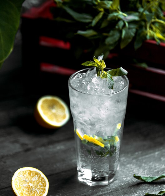 Bebida refrescante con hielo picado y limón.