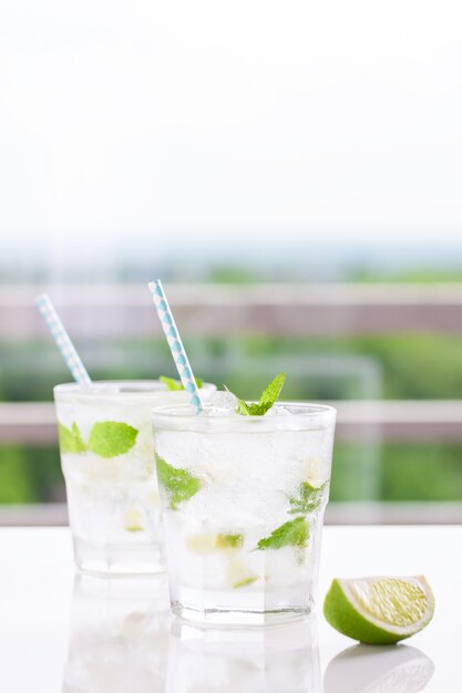 Bebida refrescante con limón