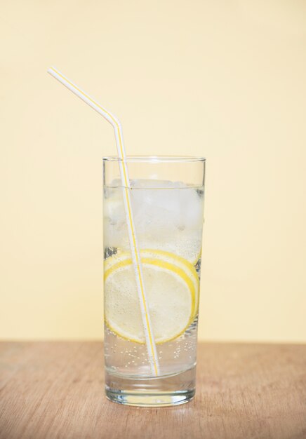 Bebida refrescante con limón