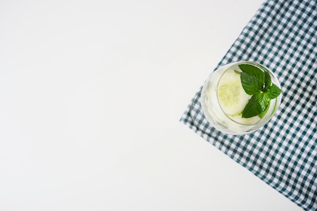 Bebida refrescante en mantel de mesa