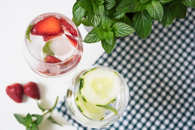 Bebida refrescante en mantel de mesa