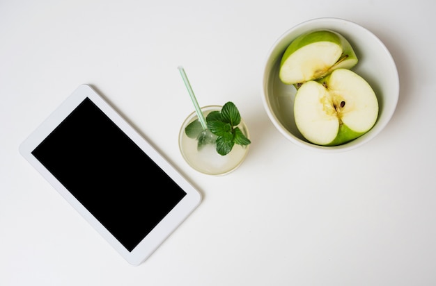 Bebida refrescante con manzanas y tableta