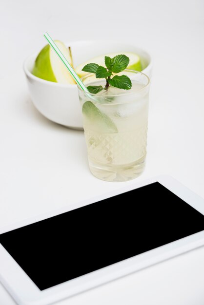 Bebida refrescante con manzanas y tableta