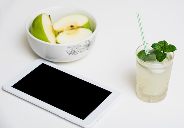 Bebida refrescante con manzanas y tableta