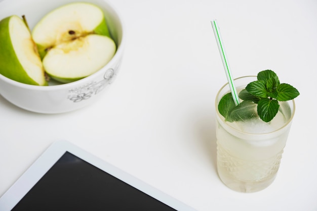 Bebida refrescante con manzanas y tableta