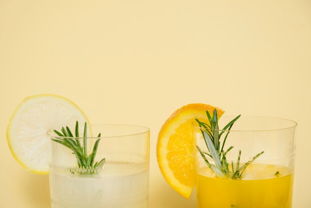 Foto gratuita bebida refrescante con naranja y limón