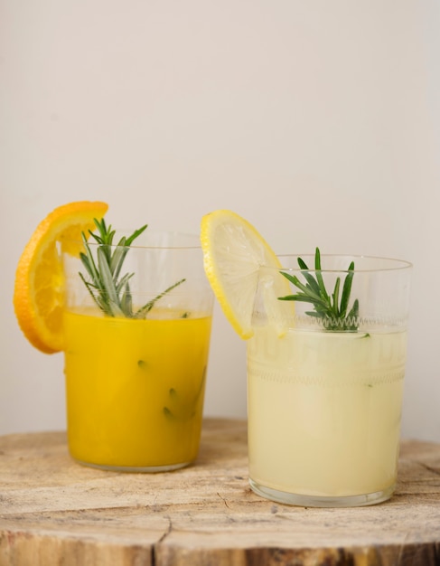 Bebida refrescante con naranja y limón