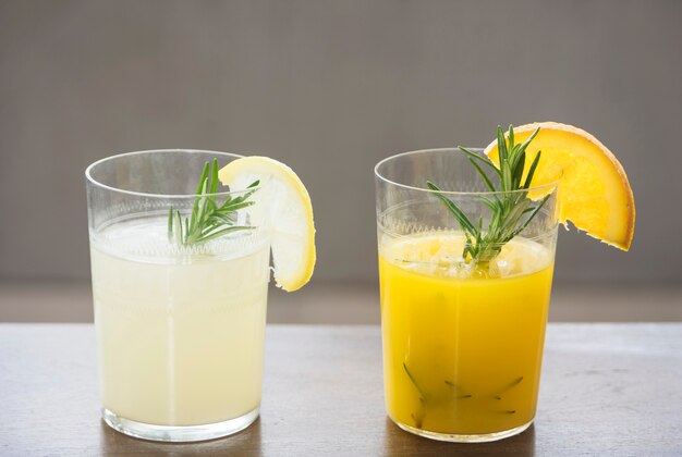 Bebida refrescante con naranja y limón