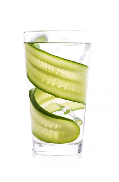 Bebida refrescante con pepino