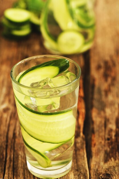 Bebida refrescante con pepino