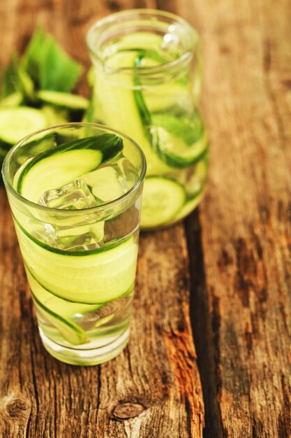 Bebida refrescante con pepino