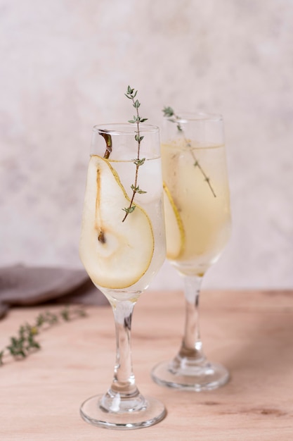 Foto gratuita bebida refrescante con pera lista para servir