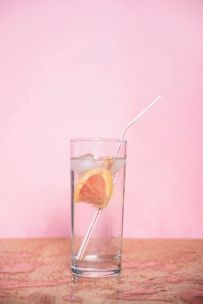 Foto gratuita bebida refrescante con pomelo