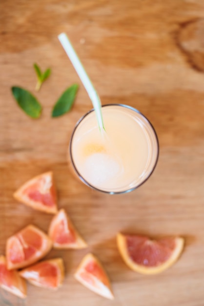 Bebida refrescante con pomelo