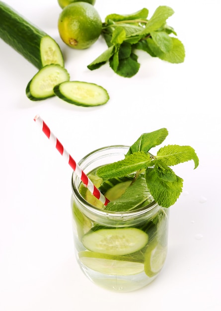 Bebida refrescante con rodajas de limón.