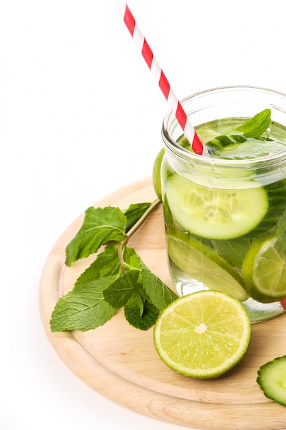 Bebida refrescante con rodajas de limón.