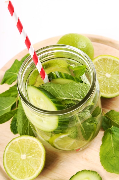 Bebida refrescante con rodajas de limón.