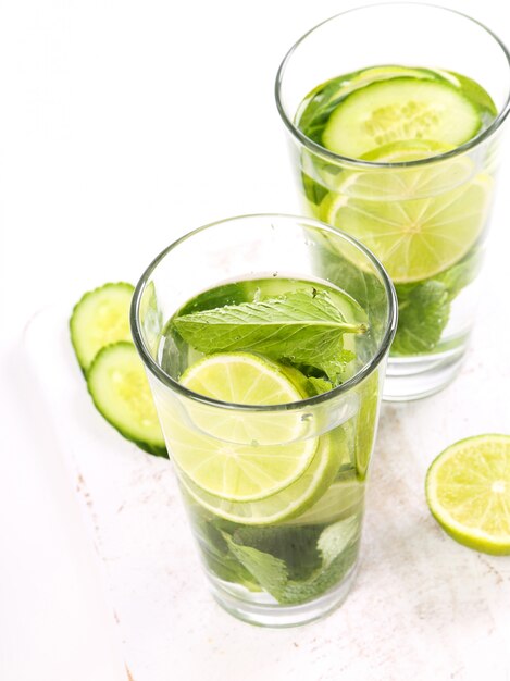 Bebida refrescante con rodajas de limón.