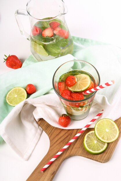 Bebida refrescante con rodajas de limón.