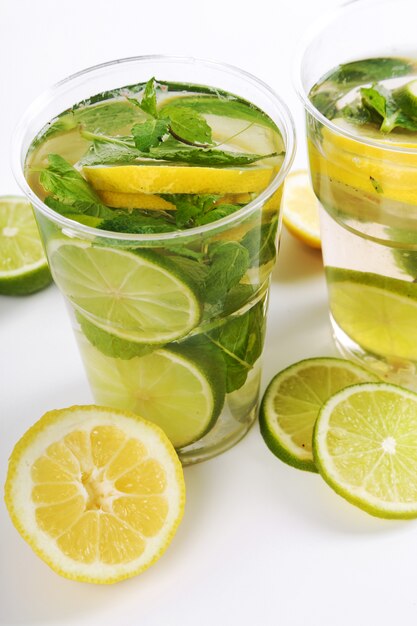 Bebida refrescante con rodajas de limón.