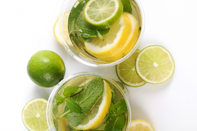 Bebida refrescante con rodajas de limón.