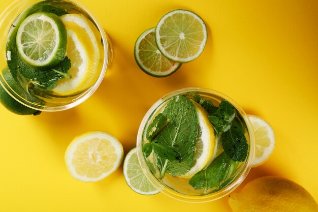 Bebida refrescante con rodajas de limón.