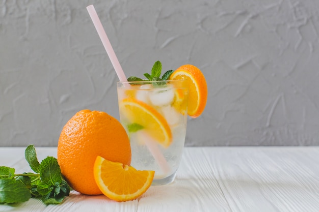 Bebida refrescante con rodajas de naranja