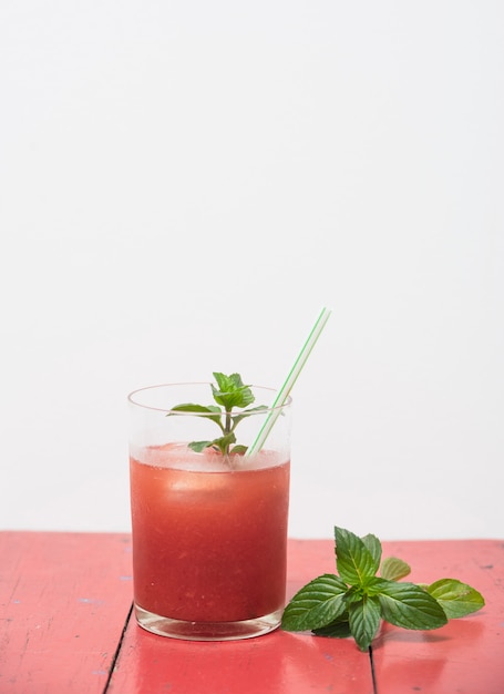 Bebida refrescante roja con hierbas