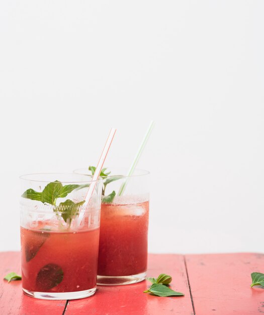 Bebida refrescante roja con hierbas