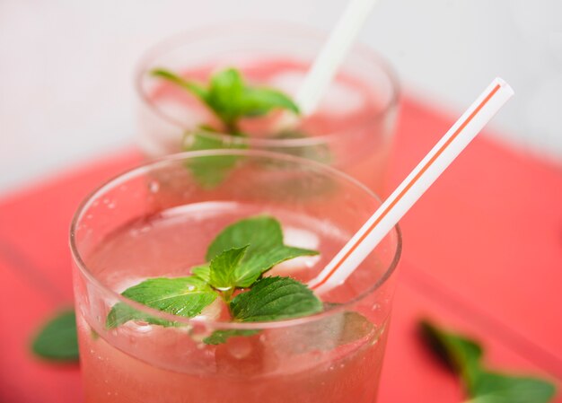 Bebida refrescante roja con hierbas