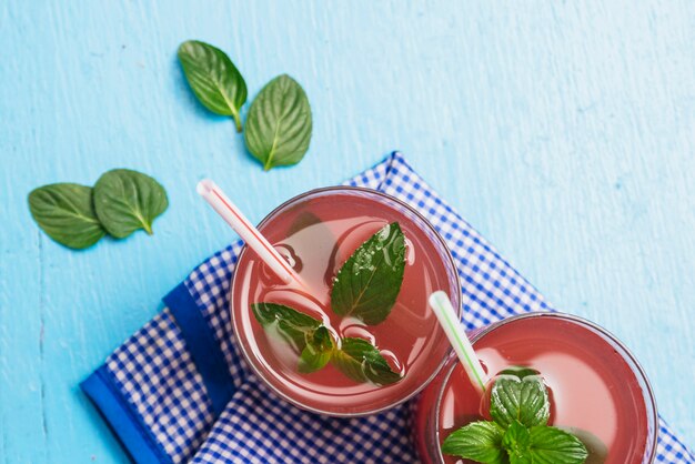 Bebida refrescante roja con hierbas