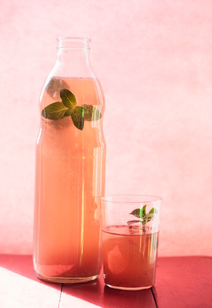 Bebida refrescante roja con hierbas