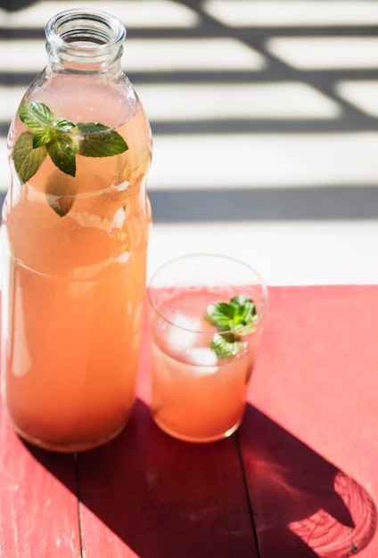 Bebida refrescante roja con hierbas