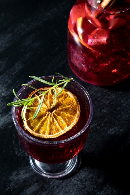 Bebida refrescante con sabor a fruta en la mesa