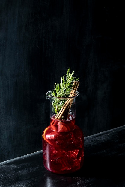 Bebida refrescante con sabor a fruta en la mesa