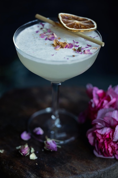 Foto gratuita bebida refrescante y sabrosa de verano con rosas y frutas de verano servidas en vidrio sobre fondo oscuro