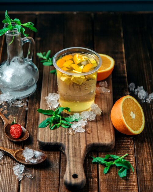 Bebida refrescante con trozos de limón.