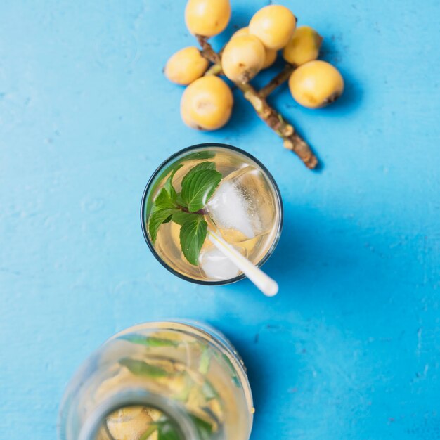 Bebida refrescante con uvas