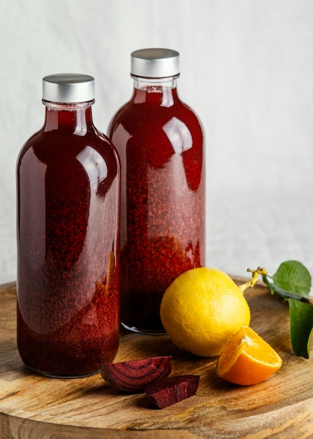 Bebida roja saludable en arreglo de botella de vidrio