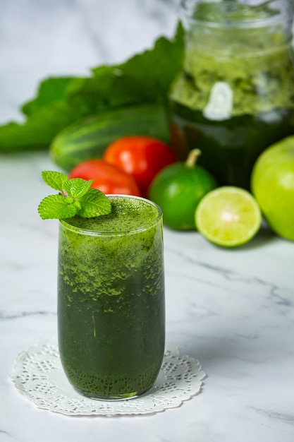 Foto gratuita bebida saludable, batido de verduras