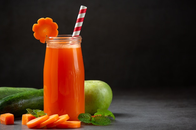 Bebida saludable, jugo de zanahoria fresco