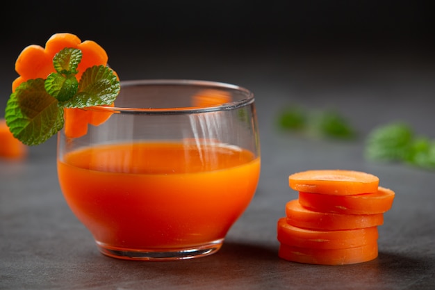 Bebida saludable, jugo de zanahoria fresco