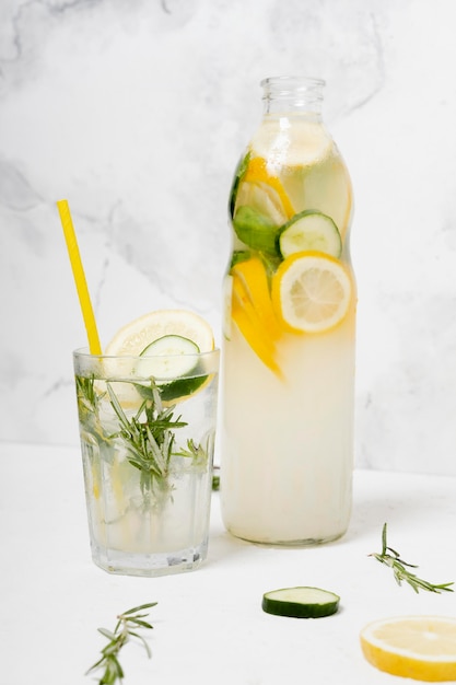 Bebida saludable con limón y pepinos