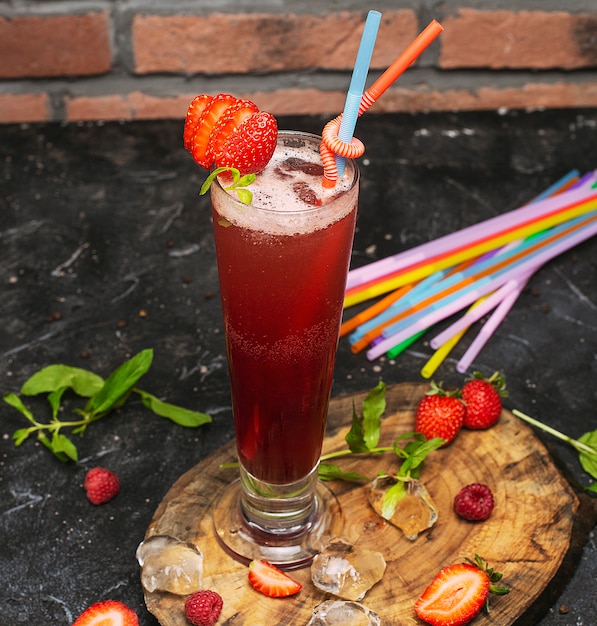 Bebida saludable refrescante de verano, batido de fresa o fresco con menta en una madera