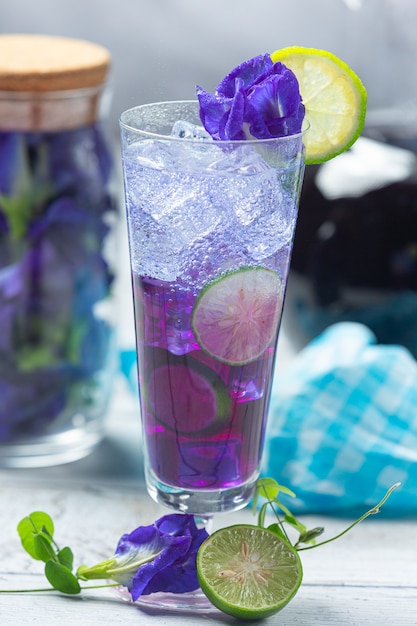 Bebida saludable, té de flor de guisante azul orgánico con limón y lima.