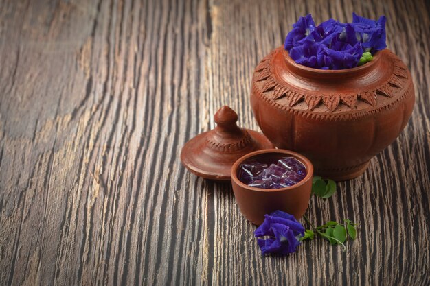 Bebida saludable, té de flor de guisante azul orgánico con limón y lima.