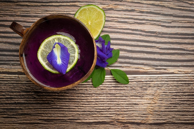 Foto gratuita bebida saludable, té de flor de guisante azul orgánico con limón y lima.